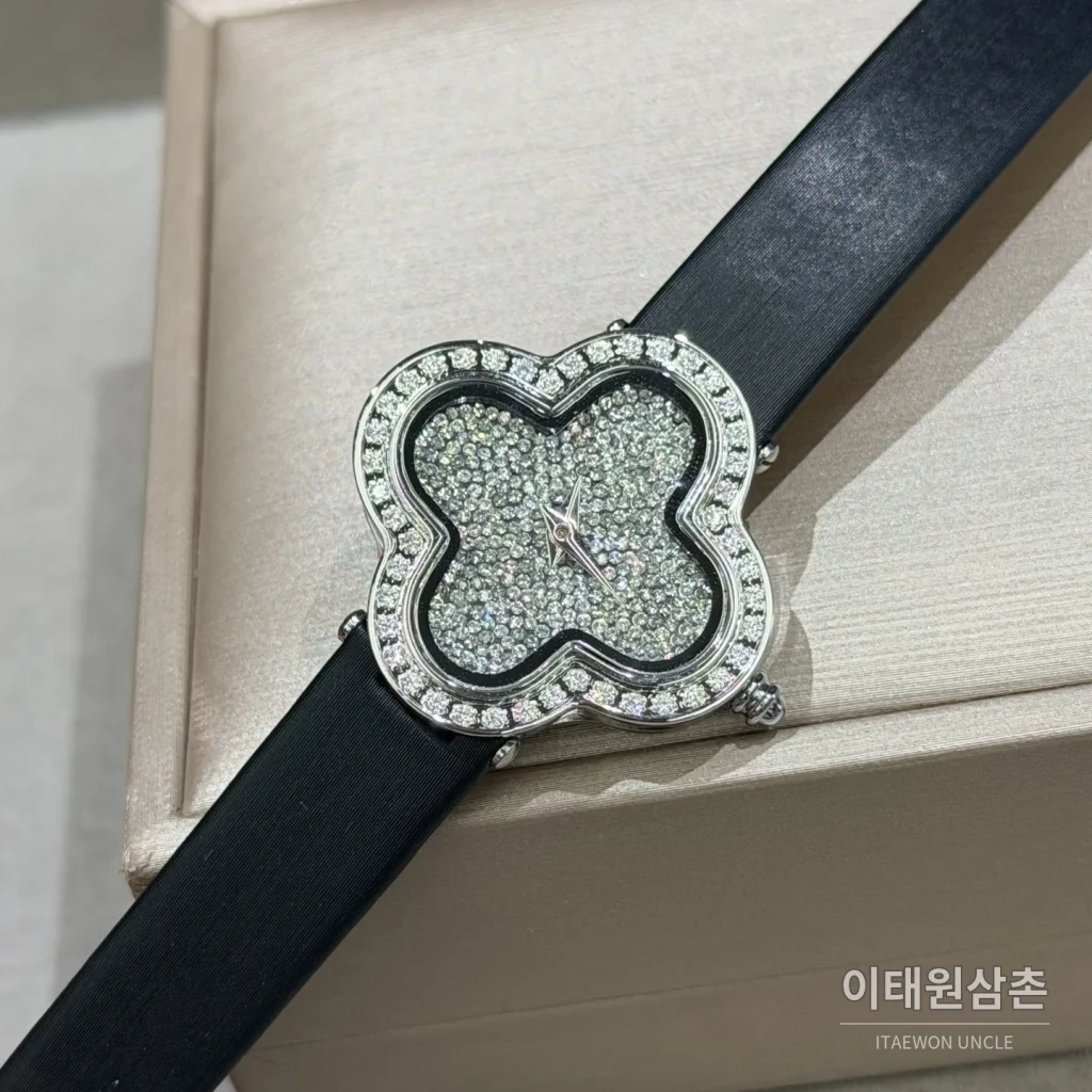 반클리프아펠 알함브라 자개다이얼 스톤세팅 쿼츠 여성시계 30mm 화이트 블랙 가죽 스트랩