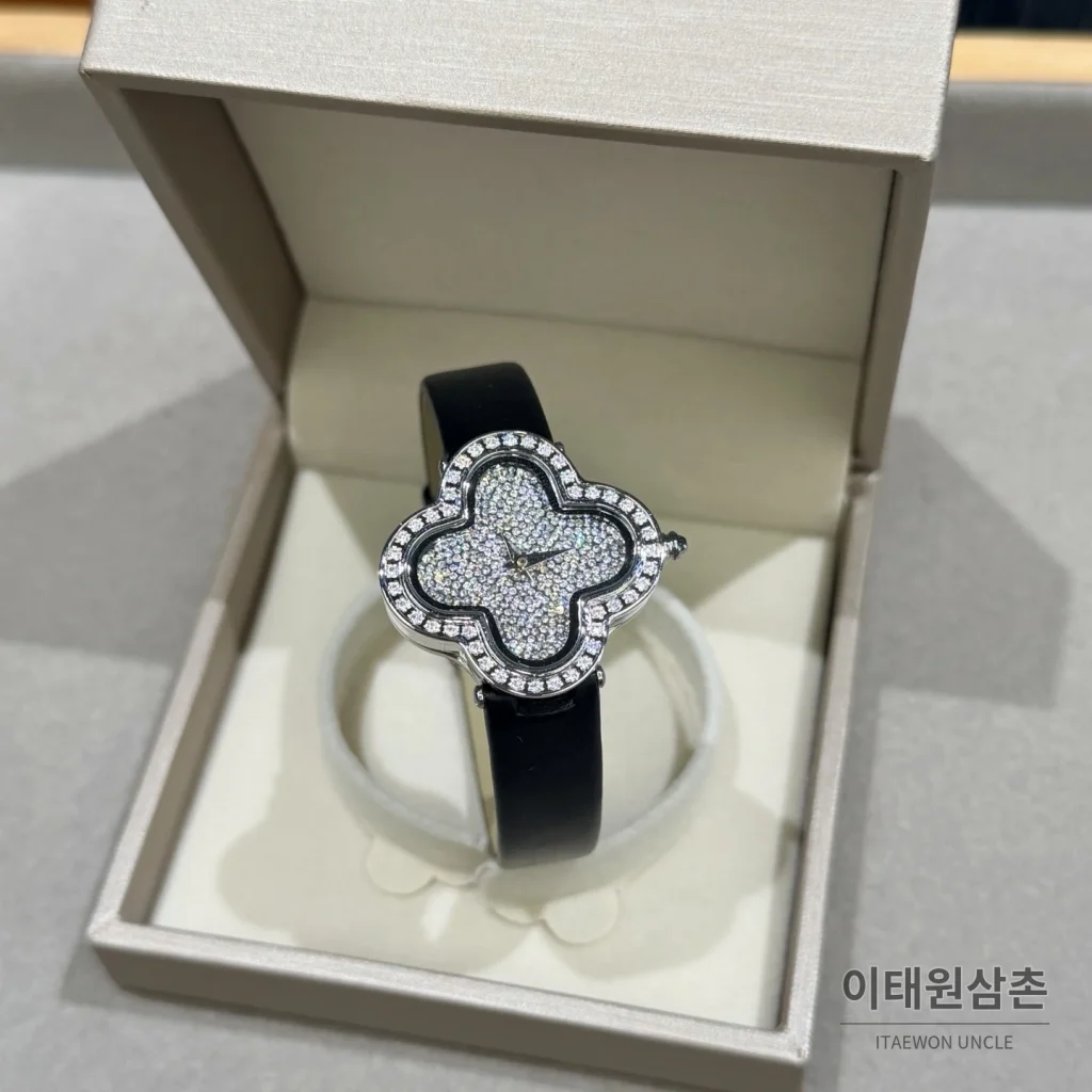 반클리프아펠 알함브라 자개다이얼 스톤세팅 쿼츠 여성시계 30mm 화이트 블랙 가죽 스트랩