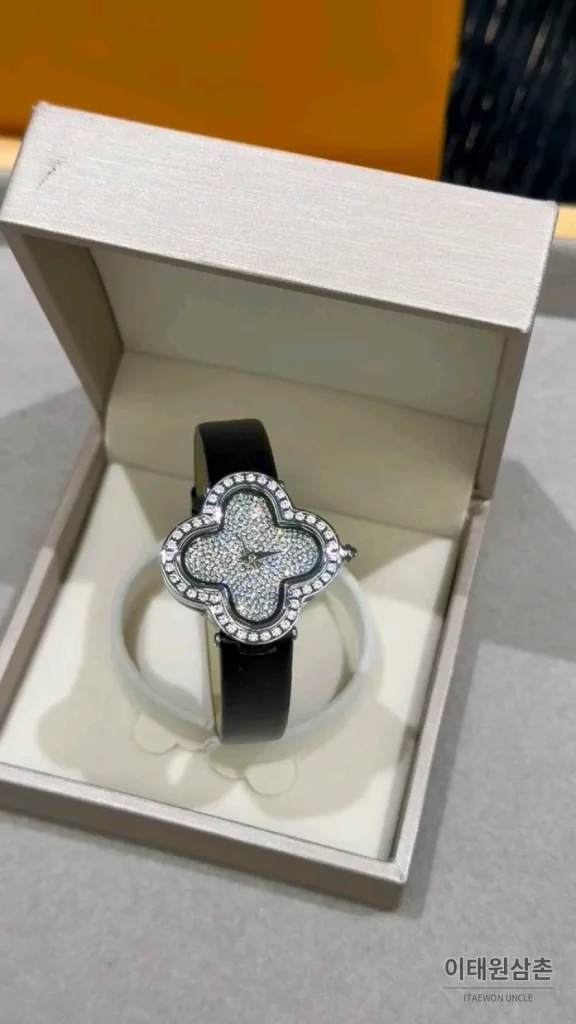 반클리프아펠 알함브라 자개다이얼 스톤세팅 쿼츠 여성시계 30mm 화이트 블랙 가죽 스트랩
