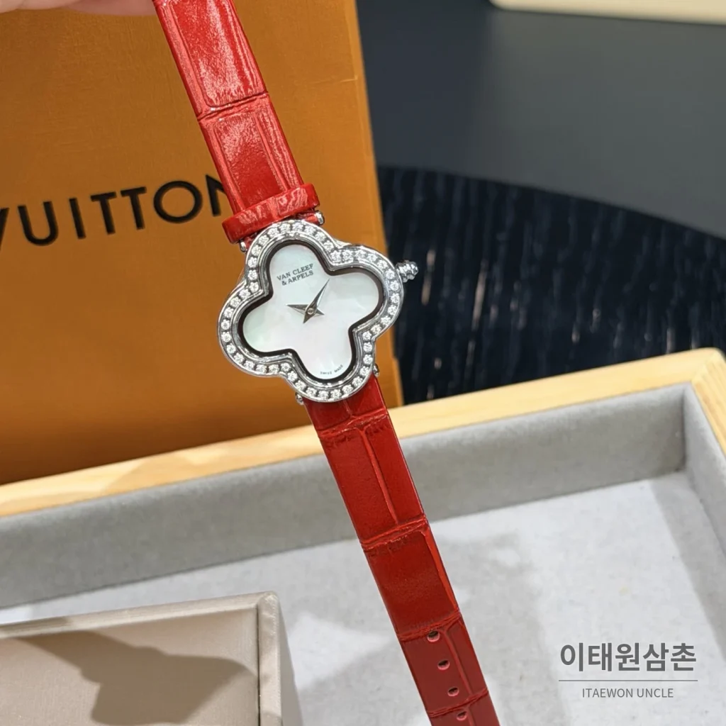 반클리프아펠 알함브라 자개다이얼 스톤세팅 쿼츠 여성시계 30mm 화이트 레드 가죽 스트랩
