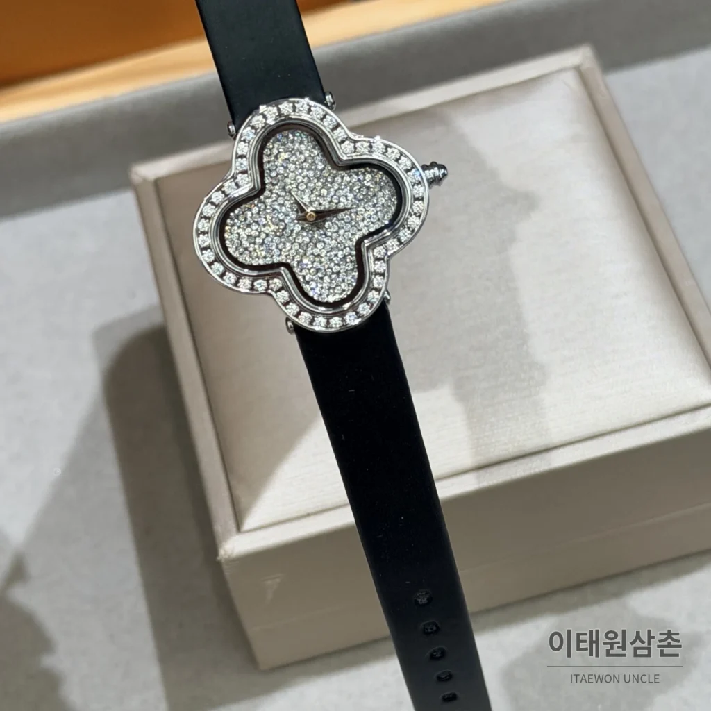반클리프아펠 알함브라 자개다이얼 스톤세팅 쿼츠 여성시계 30mm 화이트 블랙 가죽 스트랩