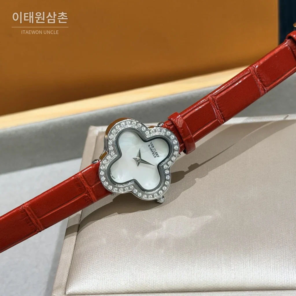 반클리프아펠 알함브라 자개다이얼 스톤세팅 쿼츠 여성시계 30mm 화이트 레드 가죽 스트랩