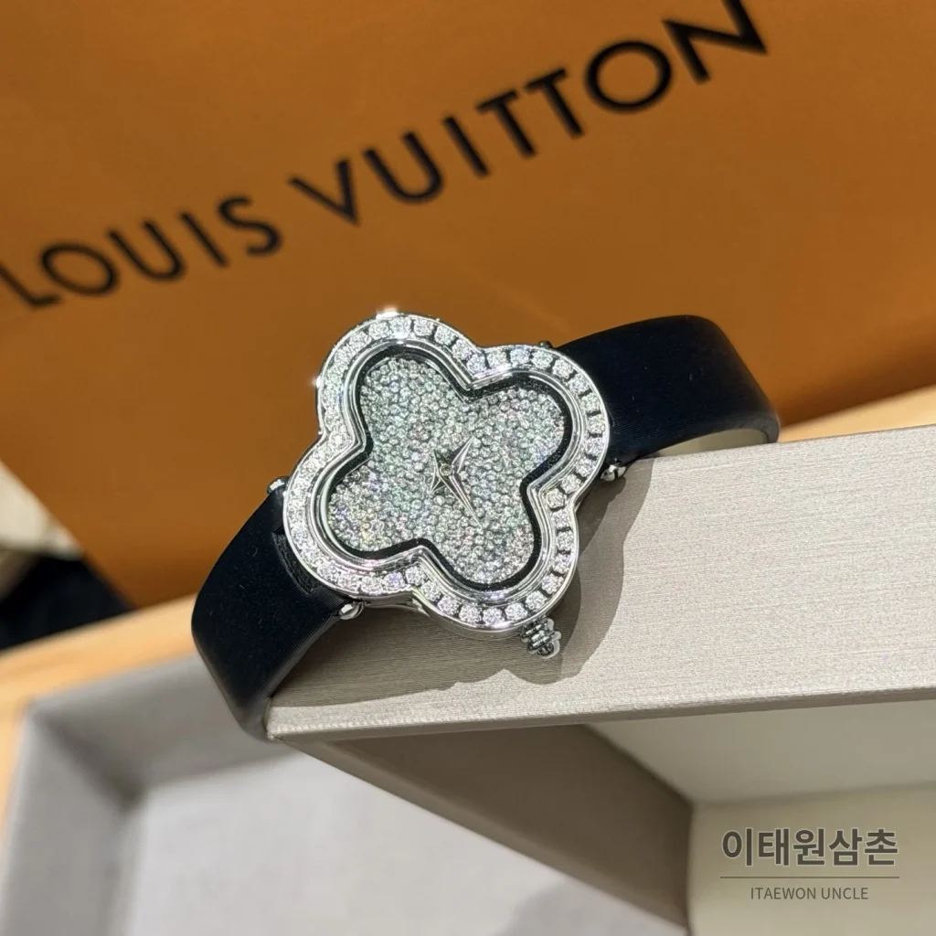 반클리프아펠 알함브라 자개다이얼 스톤세팅 쿼츠 여성시계 30mm 화이트 블랙 가죽 스트랩
