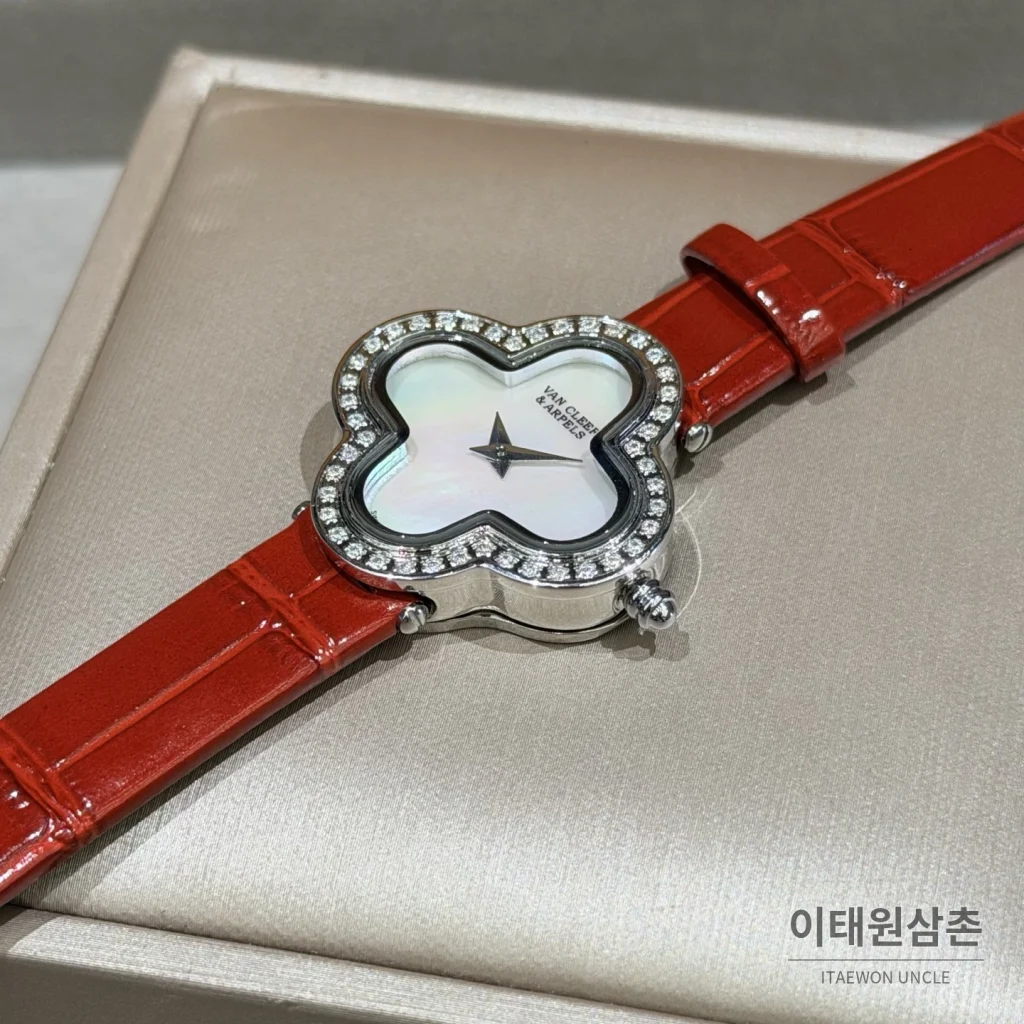 반클리프아펠 알함브라 자개다이얼 스톤세팅 쿼츠 여성시계 30mm 화이트 레드 가죽 스트랩