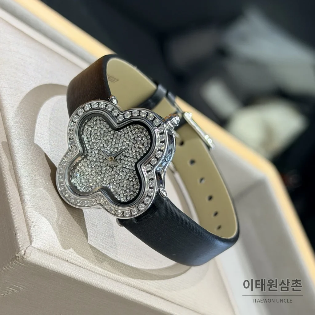반클리프아펠 알함브라 자개다이얼 스톤세팅 쿼츠 여성시계 30mm 화이트 블랙 가죽 스트랩