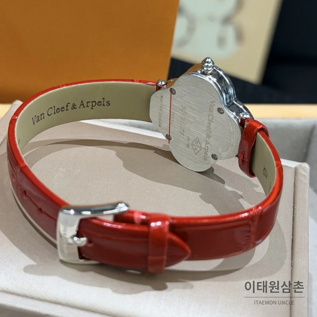 반클리프아펠 알함브라 자개다이얼 스톤세팅 쿼츠 여성시계 30mm 화이트 레드 가죽 스트랩