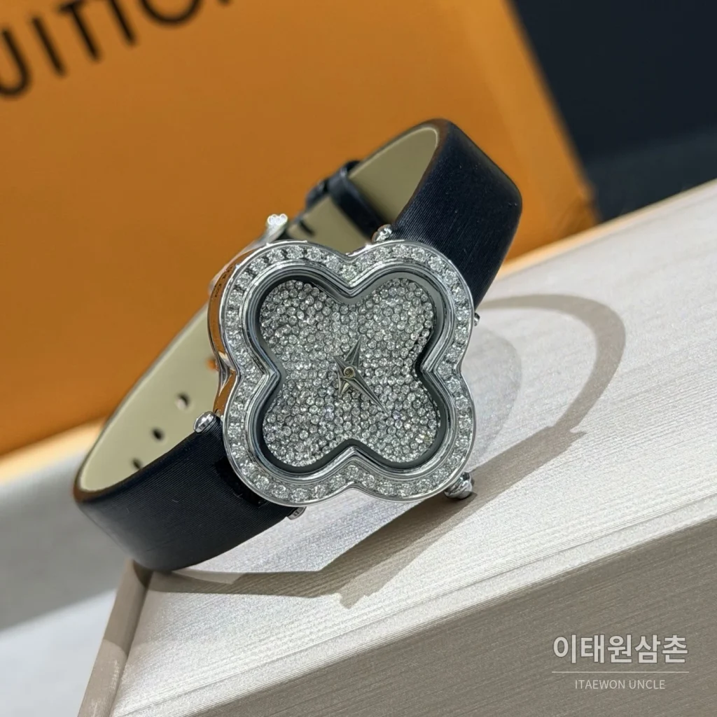 반클리프아펠 알함브라 자개다이얼 스톤세팅 쿼츠 여성시계 30mm 화이트 블랙 가죽 스트랩
