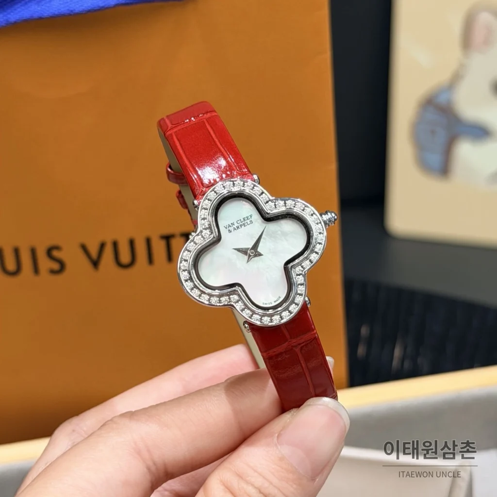 반클리프아펠 알함브라 자개다이얼 스톤세팅 쿼츠 여성시계 30mm 화이트 레드 가죽 스트랩