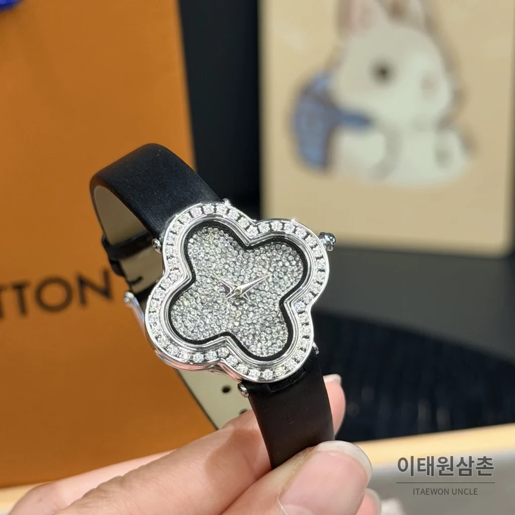 반클리프아펠 알함브라 자개다이얼 스톤세팅 쿼츠 여성시계 30mm 화이트 블랙 가죽 스트랩