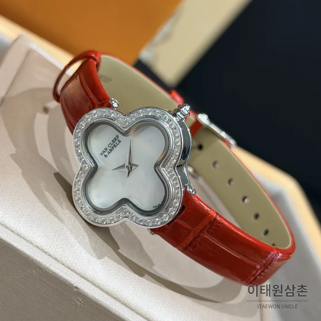반클리프아펠 알함브라 자개다이얼 스톤세팅 쿼츠 여성시계 30mm 화이트 레드 가죽 스트랩