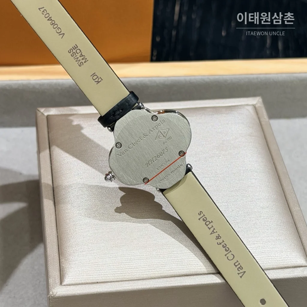 반클리프아펠 알함브라 자개다이얼 스톤세팅 쿼츠 여성시계 30mm 화이트 블랙 가죽 스트랩