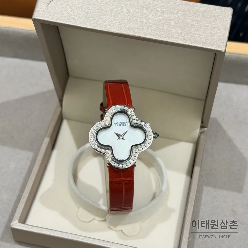 반클리프아펠 알함브라 자개다이얼 스톤세팅 쿼츠 여성시계 30mm 화이트 레드 가죽 스트랩