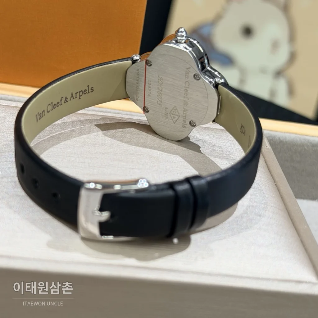 반클리프아펠 알함브라 자개다이얼 스톤세팅 쿼츠 여성시계 30mm 화이트 블랙 가죽 스트랩