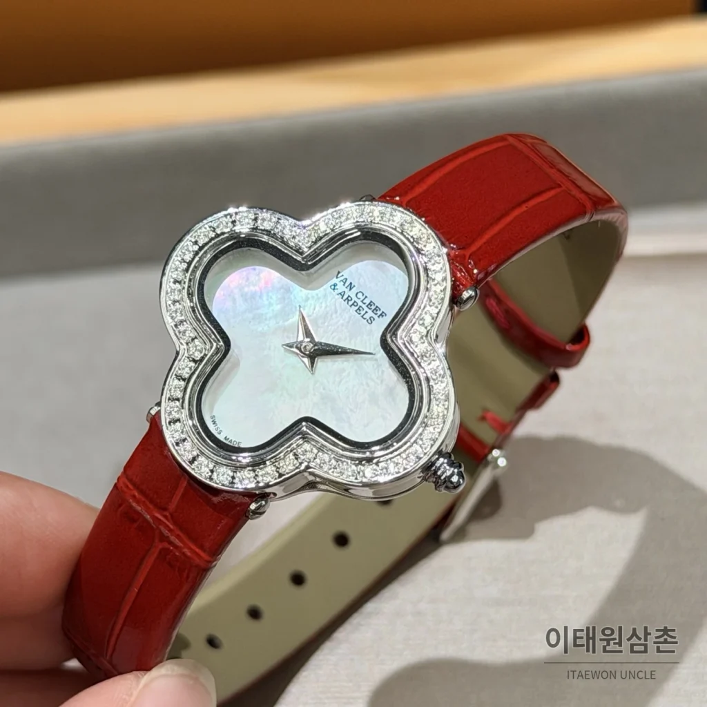반클리프아펠 알함브라 자개다이얼 스톤세팅 쿼츠 여성시계 30mm 화이트 레드 가죽 스트랩