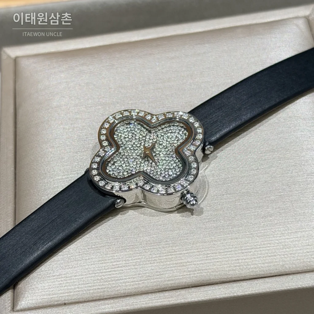 반클리프아펠 알함브라 자개다이얼 스톤세팅 쿼츠 여성시계 30mm 화이트 블랙 가죽 스트랩