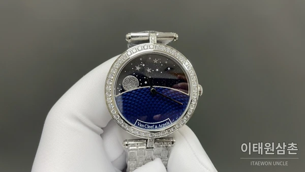 반클리프아펠 아펠 포에틱 컴플리케이션 다이아몬드 베젤 기계식 워치 38mm 골드 (2) 반클리프아펠 아펠 포에틱 컴플리케이션 다이아몬드 베젤 기계식 워치 38mm 골드 (2)