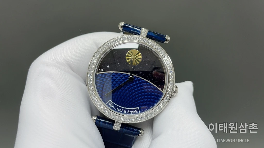 반클리프아펠 아펠 포에틱 컴플리케이션 여성 기계식 워치 38mm 블루 다이얼 네이비 가죽 스트랩