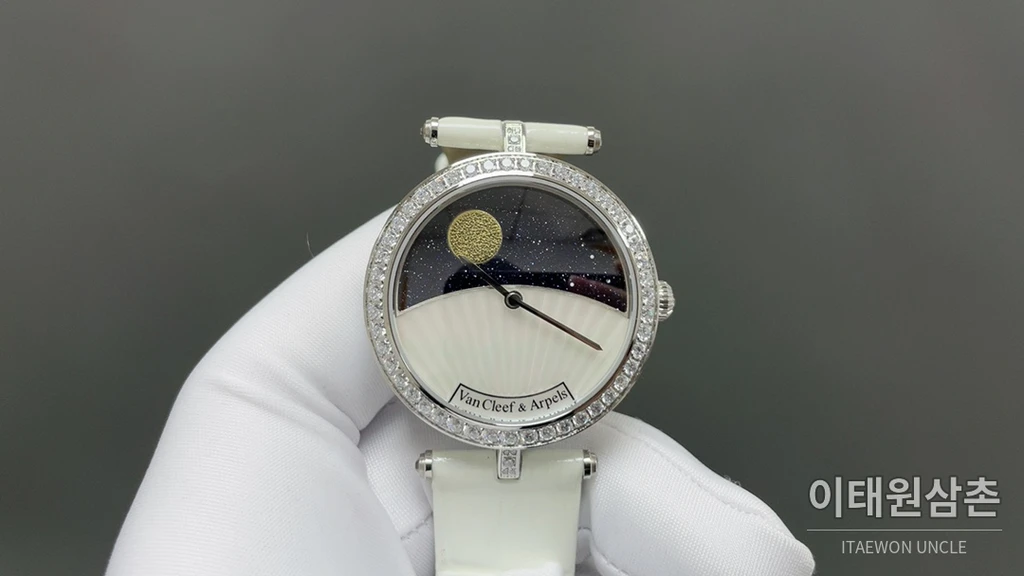 반클리프아펠 아펠 포에틱 컴플리케이션 여성 기계식 워치 38mm 멀티컬러 다이얼 화이트 가죽 스트랩