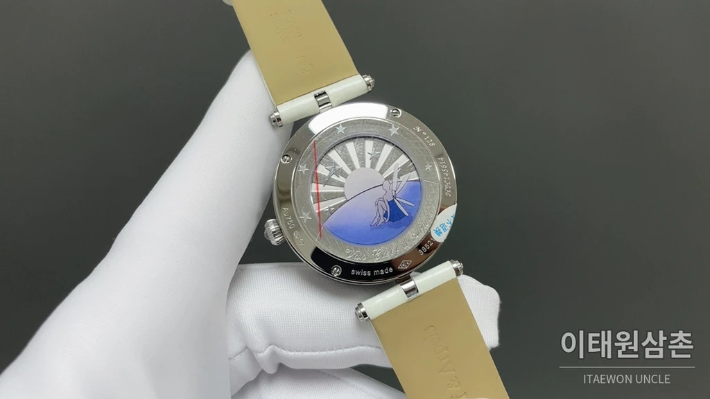 반클리프아펠 아펠 포에틱 컴플리케이션 여성 기계식 워치 38mm 멀티컬러 다이얼 화이트 가죽 스트랩