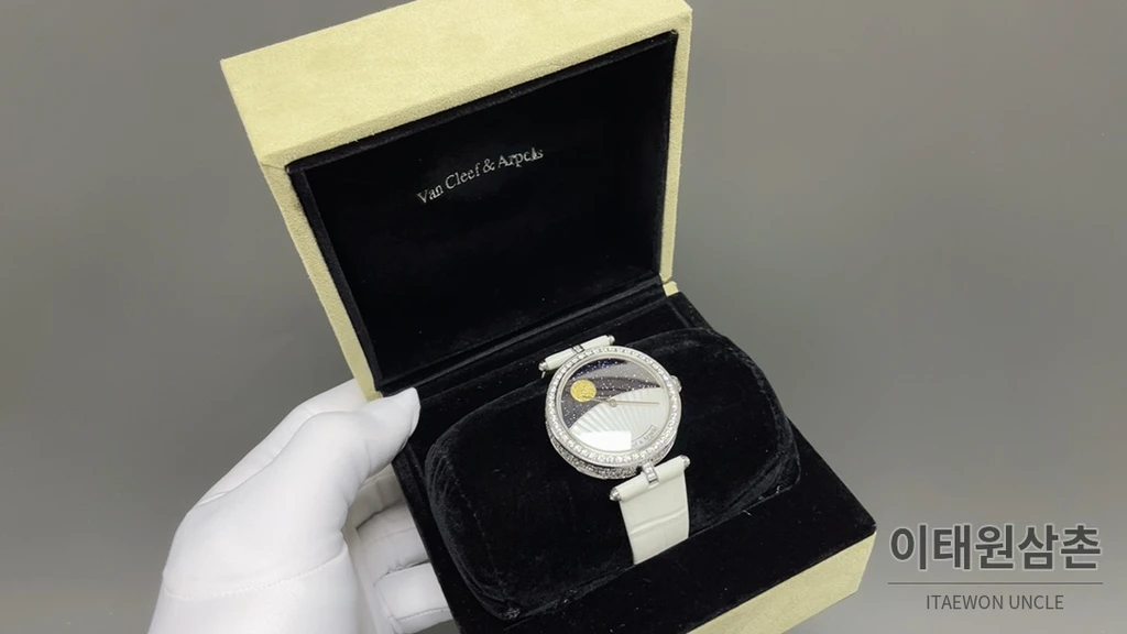 반클리프아펠 아펠 포에틱 컴플리케이션 여성 기계식 워치 38mm 멀티컬러 다이얼 화이트 가죽 스트랩