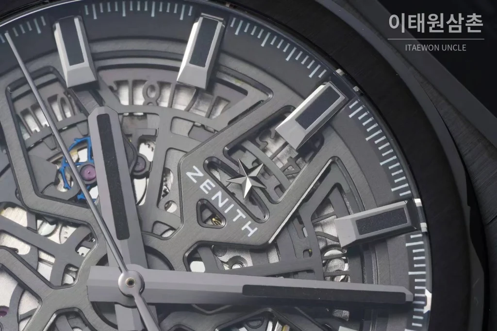 제니스 디파이 스켈레톤 스틸 스타다이얼 오토매틱 41mm 블랙 러버 스트랩 블랙 베젤