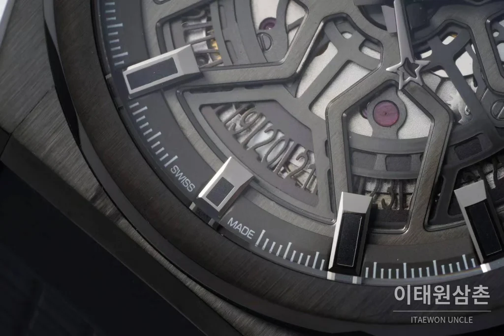제니스 디파이 스켈레톤 스틸 스타다이얼 오토매틱 41mm 블랙 러버 스트랩 블랙 베젤