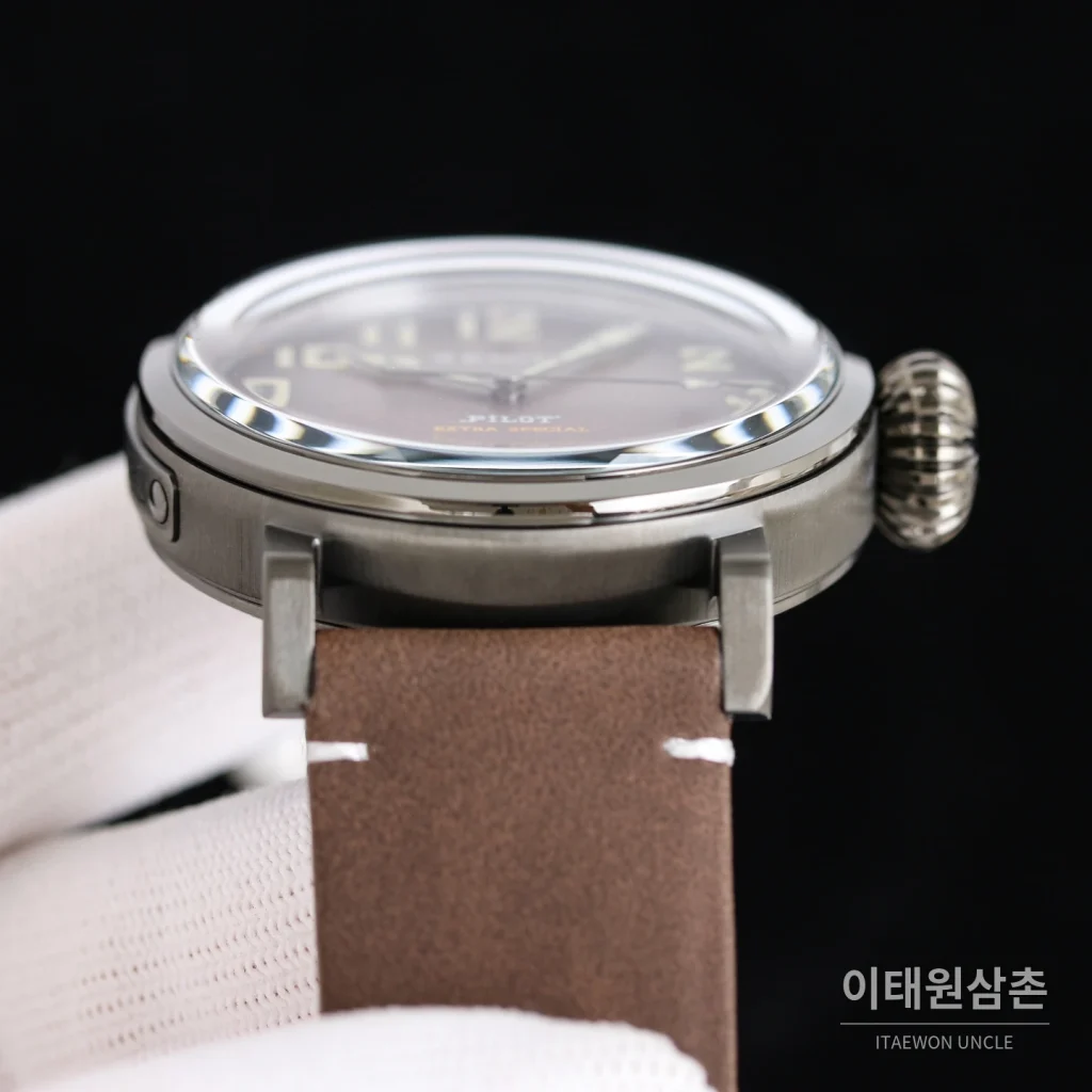 제니스 파일럿 티타늄 오토매틱 45mm 블랙 블랙 가죽 스트랩