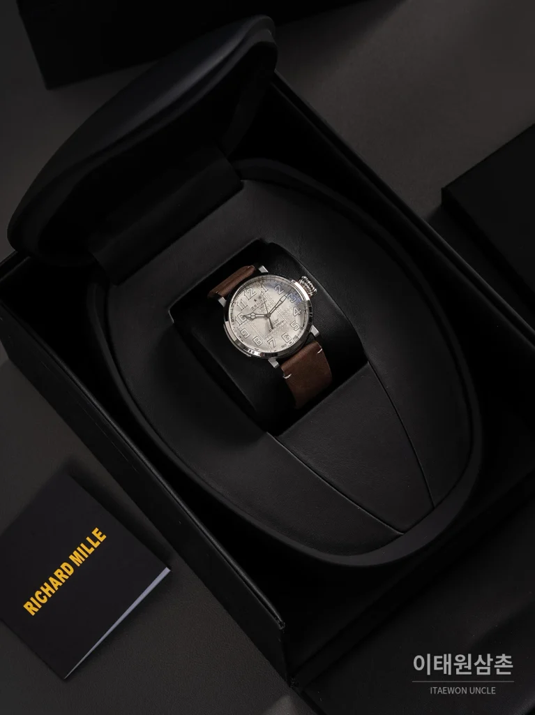 제니스 파일럿 타입 20 스네이크핸즈 오토매틱 45mm 실버 다이얼 브라운 가죽 스트랩