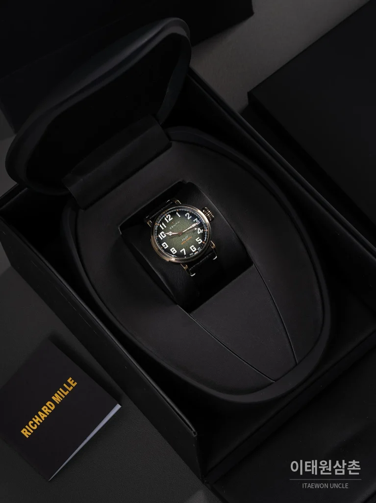 제니스 파일럿 타입 20 스네이크핸즈 오토매틱 45mm 그린 다이얼 블랙 가죽 스트랩 골드 베젤