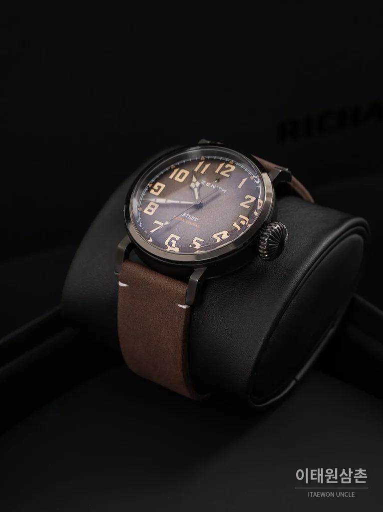 제니스 파일럿 타입 20 스네이크핸즈 오토매틱 45mm 그레이 다이얼 브라운 가죽 스트랩 실버 베젤