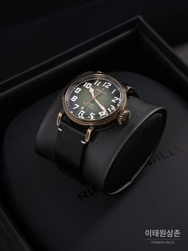 제니스 파일럿 타입 20 스네이크핸즈 오토매틱 45mm 그린 다이얼 블랙 가죽 스트랩 골드 베젤